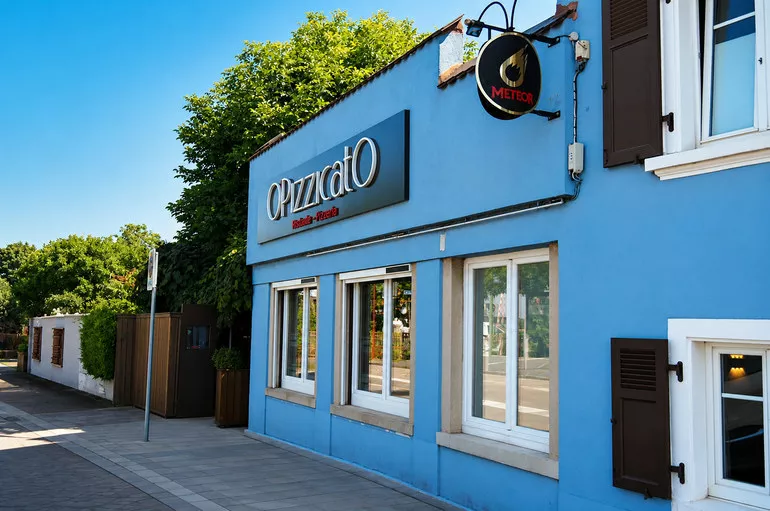 Resto facade bleue